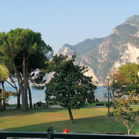 Terrazza Sul Lago Riva del Garda Bagian luar foto