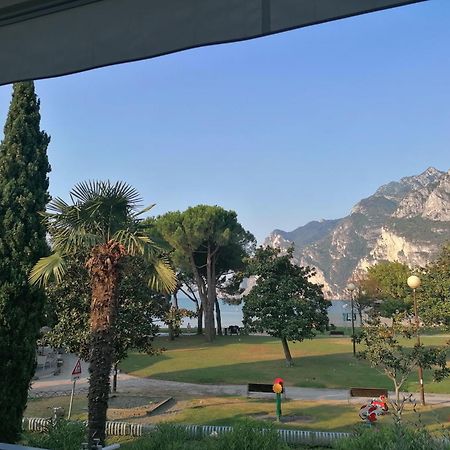 Terrazza Sul Lago Riva del Garda Bagian luar foto