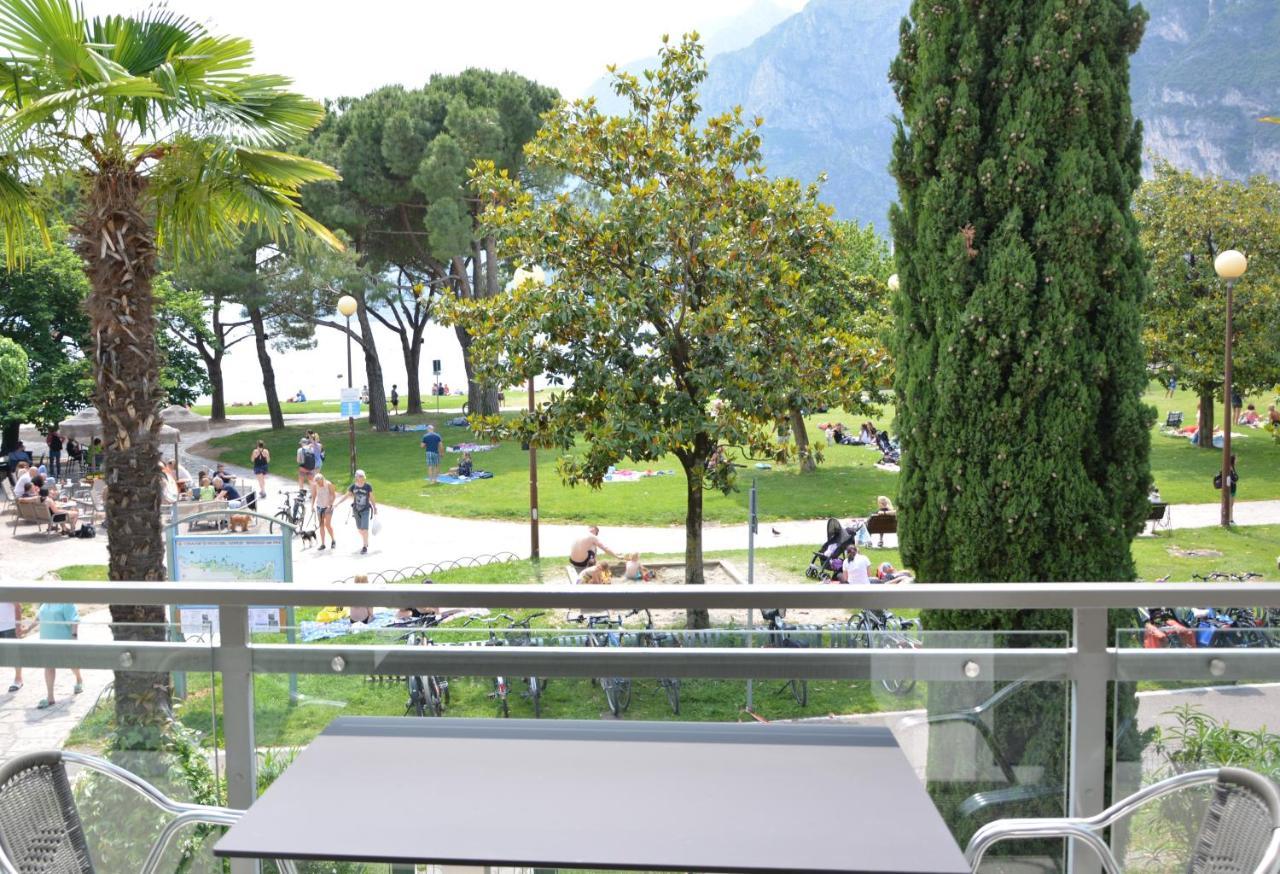 Terrazza Sul Lago Riva del Garda Bagian luar foto