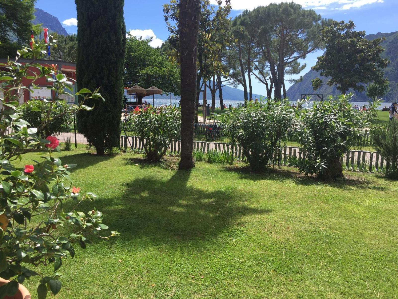 Terrazza Sul Lago Riva del Garda Bagian luar foto