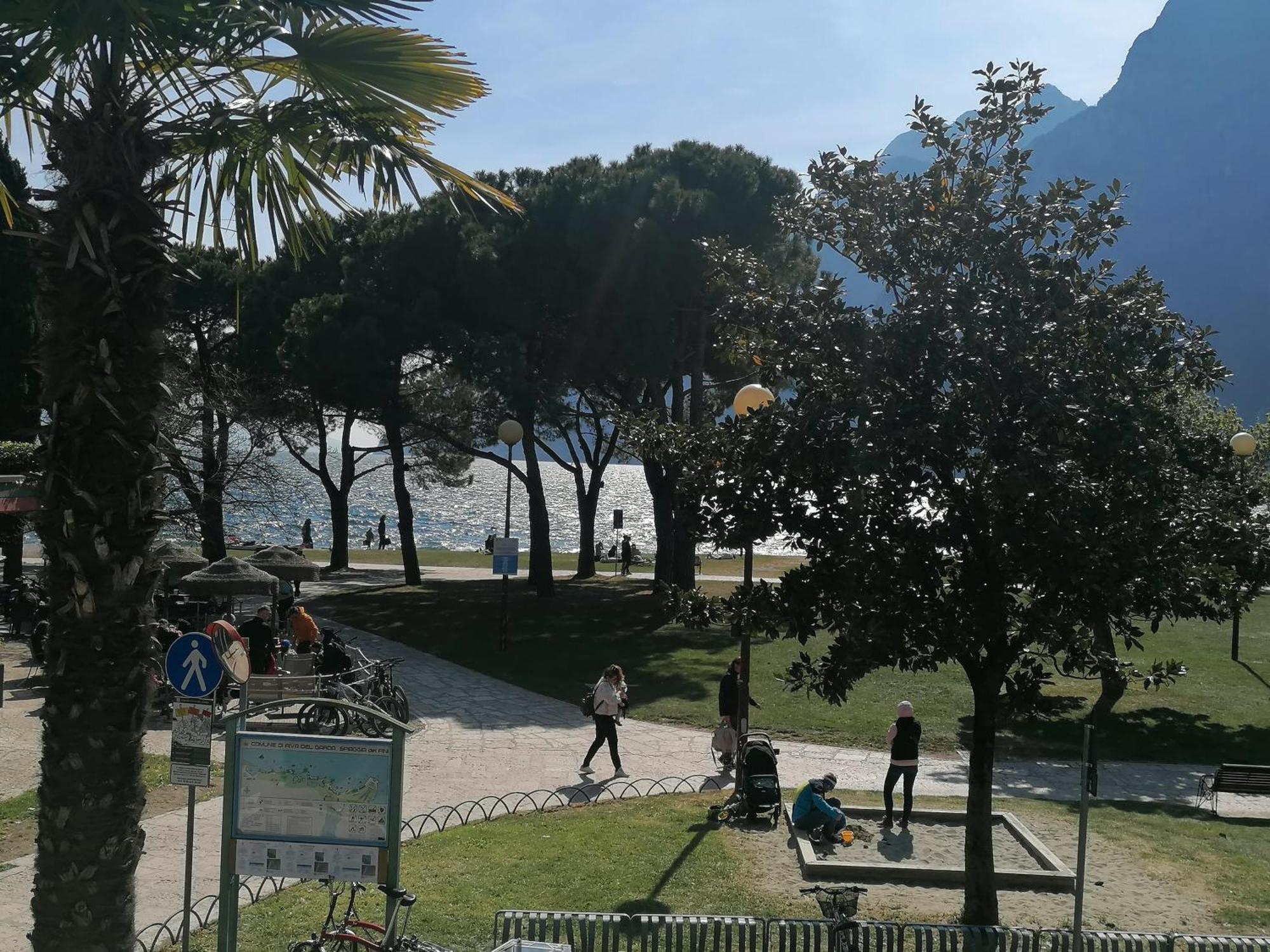 Terrazza Sul Lago Riva del Garda Bagian luar foto